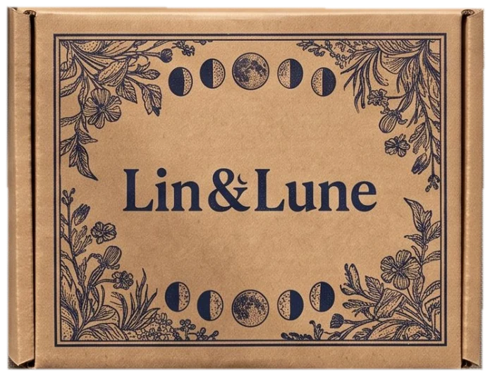Kraft doos van Lin & Lune met een inktblauwe bloemenrand en maanstanden